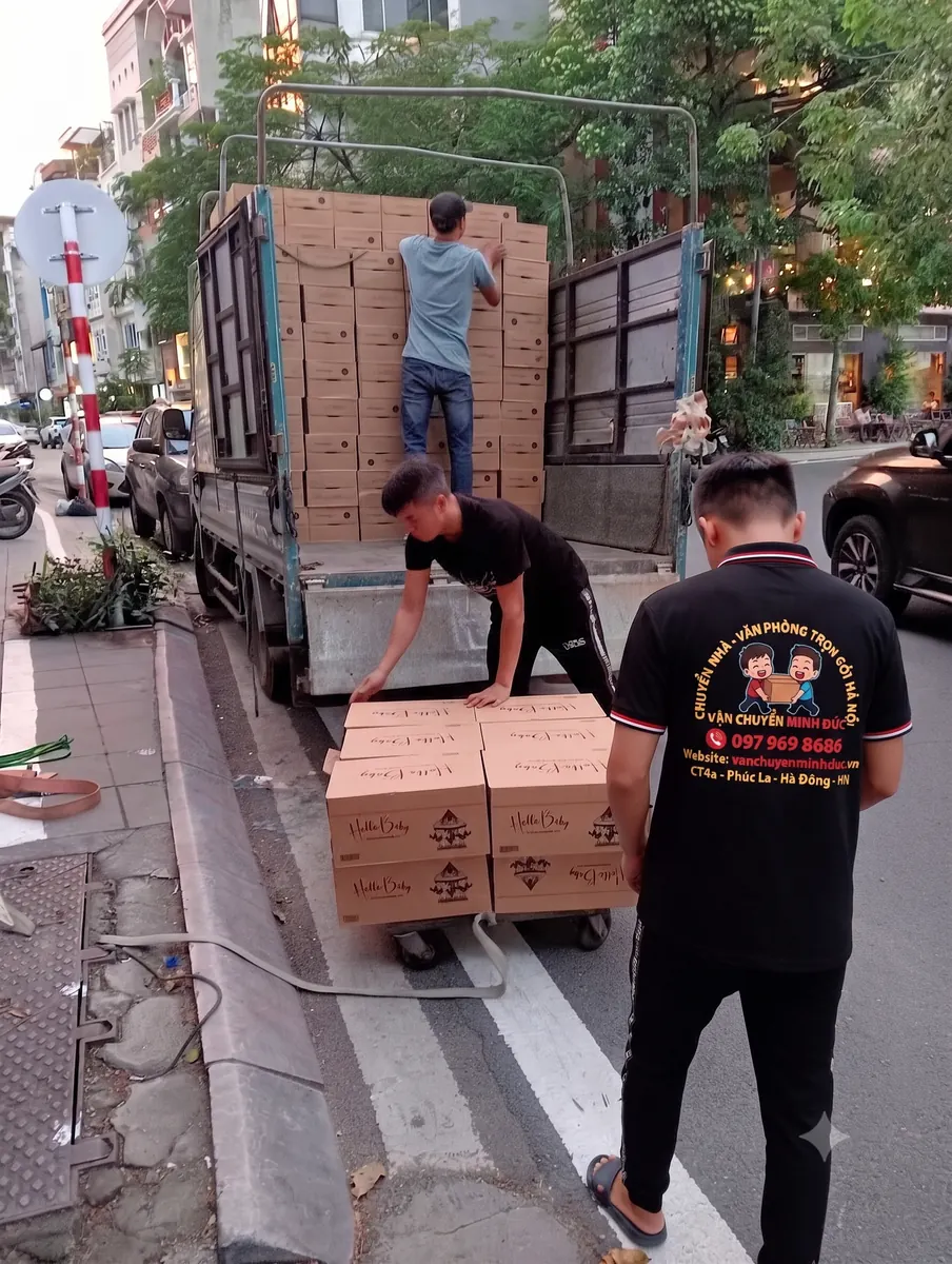 Vận chuyển thùng hàng từ kho ra xe tải